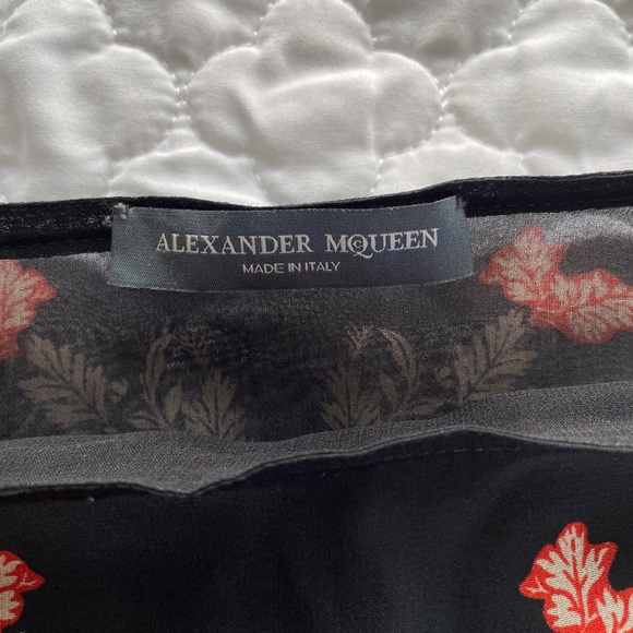 Alexander McQueen 100% Silk Made in Italy Floral Shawl - Picture 2 of 6